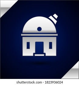 Icono observatorio astronómico plateado aislado en fondo azul oscuro. Observatorio con telescopio. Institución científica.  Ilustración vectorial