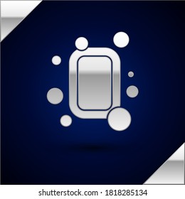 Icono del jabón de la barra de plata aislado en fondo azul oscuro. Barra de jabón con burbujas.  Ilustración vectorial