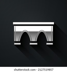 Puente plateado para el icono del tren aislado en el fondo negro. Estilo de sombra larga. Vector