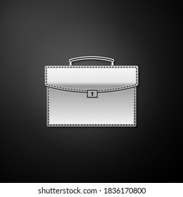 Icono de la maleta plateada aislado en fondo negro. Signo de caso comercial. Cartera de negocios. Estilo de sombra larga. Vector.