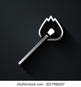 Silver Burning Match mit Feuersymbol einzeln auf schwarzem Hintergrund. Entspricht dem Feuer. Entspricht dem Zeichen. Lange Schattenstil. Vektorgrafik