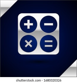 Icono de la calculadora de plata aislado en fondo azul oscuro. Símbolo de contabilidad. Cálculos empresariales, educación y finanzas matemáticas. Ilustración vectorial