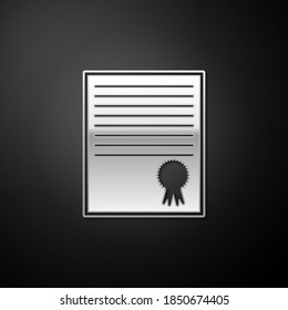 Icono de plantilla de certificado plateado aislado en fondo negro. Logro, premio, título, subvención, diploma. Certificado de éxito comercial. Estilo de sombra larga. Vector.