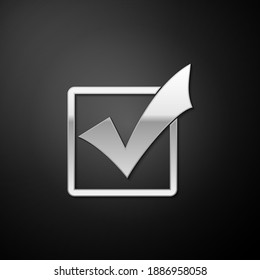 Marca Silver Check en un icono de caja aislado en fondo negro. Símbolo de marca. Marque el signo del botón de lista. Estilo de sombra larga. Vector.