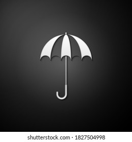 Plata Clásico elegante icono de paraguas abierto aislado en fondo negro. Símbolo de protección contra la lluvia. Estilo de sombra larga. Vector.