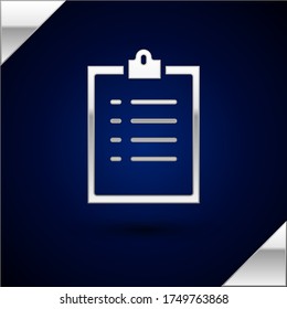 Portapapeles plateado con icono de lista de verificación aislado en fondo azul oscuro. Símbolo de lista de controles. Encuesta o formulario de respuesta al cuestionario.  Ilustración vectorial