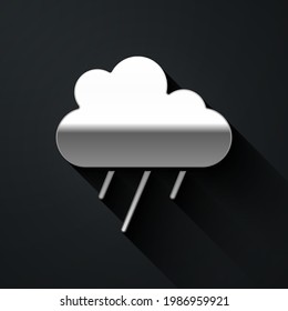 Nube de plata con icono de lluvia aislado en fondo negro. Precipitación de nubes de lluvia con caídas de lluvia. Estilo de sombra larga. Vector