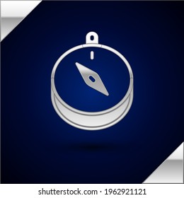 Icono de la brújula plateada aislado en fondo azul oscuro. Símbolo de navegación de Windrose. Signo de rosa eólica.  Vector