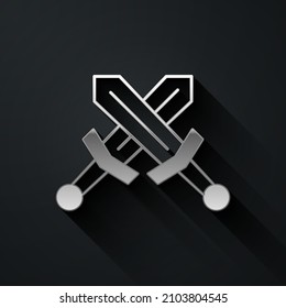 Icono de espada medieval cruzada de plata aislado en fondo negro. arma medieval. Estilo de sombra larga. Vector