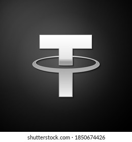Moneda de la criptografía de plata Icono de Tether USDT aislado en fondo negro. Moneda de bit física. Moneda digital. Moneda criptográfica segura basada en Blockchain. Estilo de sombra larga. Vector.