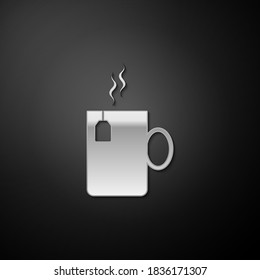 Copa de Plata de té con icono de bolso de té aislado sobre fondo negro. Estilo de sombra larga. Vector.