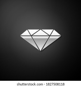 Icono del diamante plateado aislado en fondo negro. Símbolo de joyería. Gem stone. Estilo de sombra larga. Vector.