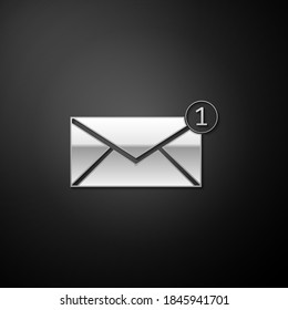 Icono de sobre plateado aislado en fondo negro. Concepto de mensaje recibido. Nuevo mensaje entrante por correo electrónico, sms. Servicio de envío de correo. Estilo de sombra larga. Vector.