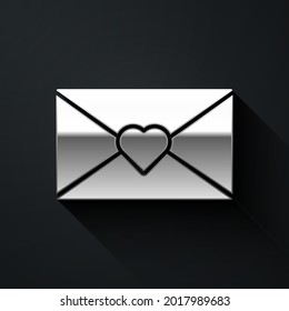 Sobre plateado con icono del corazón de San Valentín aislado sobre fondo negro. Mensaje amor. Carta de amor y romance. Estilo de sombra larga. Vector