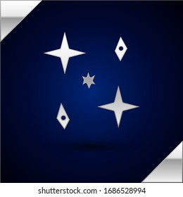 Icono de las estrellas Silver Falling aislado en fondo azul oscuro. Meteoroide, meteorito, cometa, asteroide, icono estrella. Ilustración vectorial