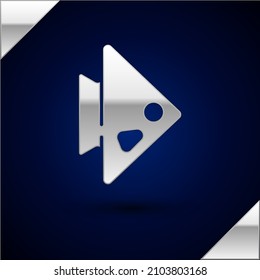 Icono de Pescado Plateado aislado en fondo azul oscuro.  Vector