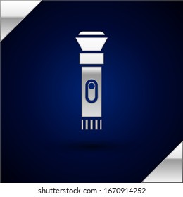 Icono Silver Flashlight aislado en fondo azul oscuro. Ilustración vectorial