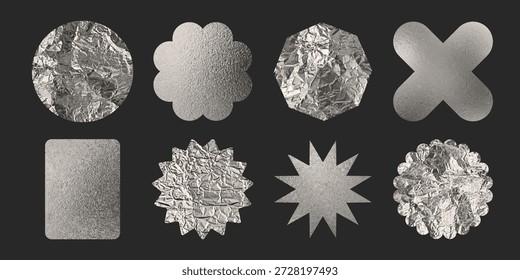 Pegatinas de papel de plata con textura metálica sobre fondo oscuro - insignia cromada en varias Formas. Etiqueta arrugada y etiqueta conjunto de círculos y flores, estrellas y formas geométricas con brillo realista