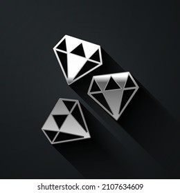 Icono de piedra de Gema Plateado aislado en fondo negro. Símbolo de joyería. Diamante. Estilo de sombra larga. Vector