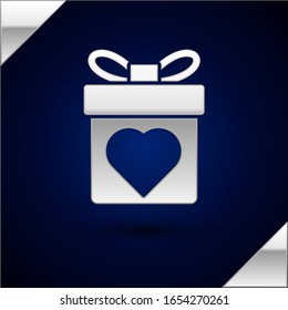 Silbergeschenkbox mit Herzsymbol einzeln auf dunkelblauem Hintergrund. Valentinstag. Vektorillustration-Illustration