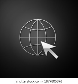 Icono de Silver Go to Web aislado en fondo negro. Globo y cursor. Pictograma del sitio web. Símbolo de la web a nivel mundial. Estilo de sombra larga. Vector.