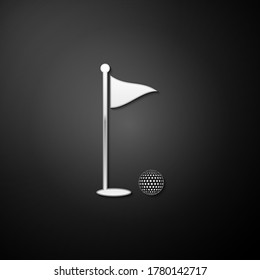 Bola y hoyo Silver Golf con icono de bandera aislado en el fondo negro. Campo de golf. Pelota y palo de bandera en el agujero. Concepto deportivo. Estilo de sombra larga. Vector