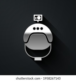 Casco plateado e icono de la cámara de acción aislado en el fondo negro. Estilo de sombra larga. Ilustración vectorial