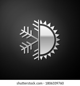 Plata Símbolo caliente y frío. Icono de sol y copo de nieve aislado en fondo negro. Símbolo de invierno y verano. Estilo de sombra larga. Vector.