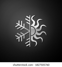 Plata Símbolo caliente y frío. Icono de sol y copo de nieve aislado en fondo negro. Símbolo de invierno y verano. Estilo de sombra larga. Vector.