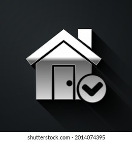 Casa de plata con icono de marca de verificación aislado en fondo negro. Agencia inmobiliaria o clase de élite de casas de campo. Estilo de sombra larga. Ilustración vectorial