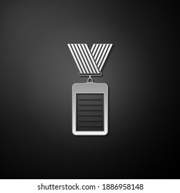 Icono de identificación de plata aislado en fondo negro. Tarjeta de identificación. Se puede usar para presentación, identidad de la empresa. Estilo de sombra larga. Vector.