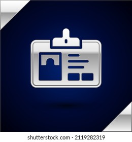 Icono de identificación de plata aislado en fondo azul oscuro. Se puede usar para presentación, identidad de la empresa, publicidad.  Vector