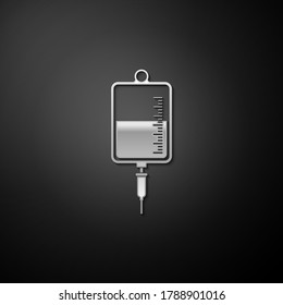 Icono de bolsa de plata IV aislado sobre fondo negro. Icono de bolsa de sangre. Donar el concepto de sangre. El concepto de tratamiento y terapia, quimioterapia. Estilo de sombra larga. Vector.