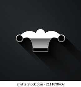 Sombrero de plata Jester con campanas aisladas en fondo negro. Icono de payaso. Cartel de los cómplices del parque de atracciones. Estilo de sombra larga. Vector