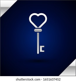 Icono de la llave plateada en forma de corazón aislado en fondo azul oscuro.  Ilustración vectorial