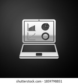Portátil plateado con icono de gráfico gráfico gráfico aislado en fondo negro. Icono de archivo de texto de informe. Signo de contabilidad. Auditoría, análisis, planificación. Estilo de sombra larga. Vector.