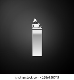 Icono del Encendedor plateado aislado en fondo negro. Estilo de sombra larga. Vector.