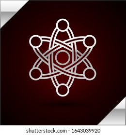Icono de la línea plateada Atom aislado en fondo rojo oscuro. Símbolo de ciencia, educación, física nuclear, investigación científica.  Ilustración vectorial