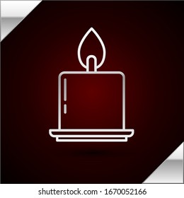 Línea plateada Arder velas en icono de candelabro aislado en fondo rojo oscuro. Vela cilíndrica con llama ardiente. Ilustración vectorial