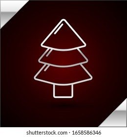 Icono de árbol de Navidad de línea plateada aislado en fondo rojo oscuro. Feliz Navidad y Feliz Año Nuevo.  Ilustración vectorial