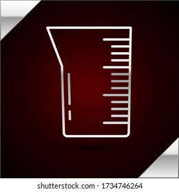 Línea plateada Vidrio de laboratorio o icono del vaso aislado en un fondo rojo oscuro.  Ilustración vectorial