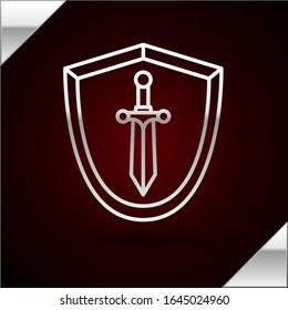 Línea plateada escudo medieval con icono de espada aislado sobre fondo rojo oscuro.  Ilustración vectorial
