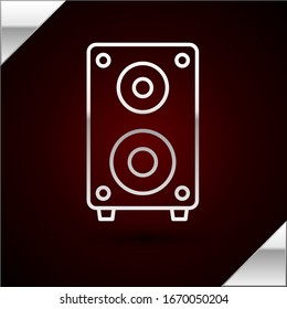 Icono del altavoz estéreo de línea plateada aislado en fondo rojo oscuro. Altavoces del sistema de sonido. Icono de música. Equipo de bajos de altavoces de columna musical. Ilustración vectorial