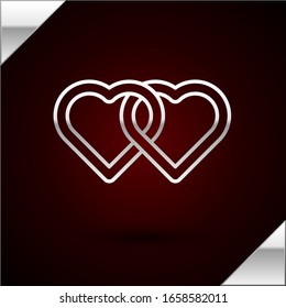 Icono de la línea plateada Dos corazones vinculados aislados en fondo rojo oscuro. Símbolo romántico vinculado, unido, pasión y boda. Día de San Valentín.  Ilustración vectorial