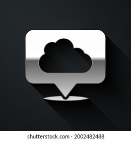 Silver Location Cloud Symbol einzeln auf schwarzem Hintergrund. Lange Schattenstil. Vektorgrafik