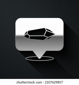Icono de piedra mágica plateada aislado en fondo negro. Cristal de fantasía. Gema de joyas para el juego. Estilo de sombra larga. Vector