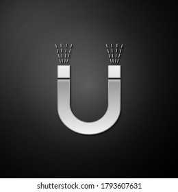 Silver Magnet Symbol einzeln auf schwarzem Hintergrund. Hufeisenmagnet, Magnetismus, Magnetisierung, Attraktion. Lange Schattenstil. Vektorgrafik.