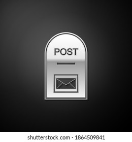 Icono del cuadro Correo plateado. Icono de cuadro de mensaje aislado en fondo negro. Estilo de sombra larga. Vector.
