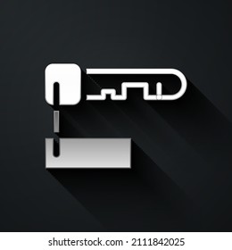 Silber Markierte Taste Symbol einzeln auf schwarzem Hintergrund. Lange Schattenstil. Vektorgrafik