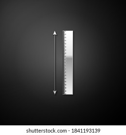 Icono de altura de regla plateado que mide la altura de la regla aislado en el fondo negro. Símbolo de escala de regla, directo. Estilo de sombra larga. Vector.